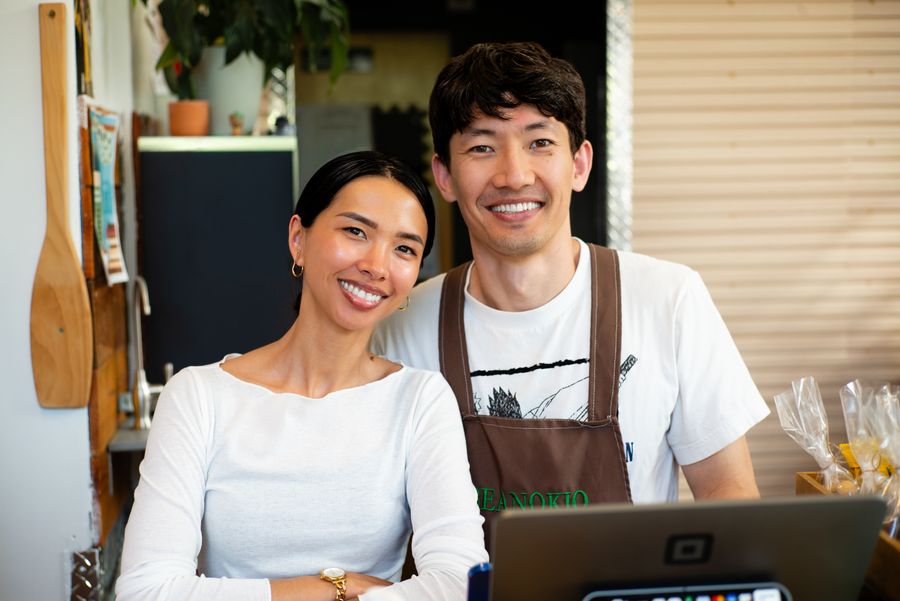 Renata y Diego Salcido en su panadería