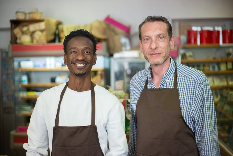 Julián Torres e Iván Reyes en su tienda de abarrotes
