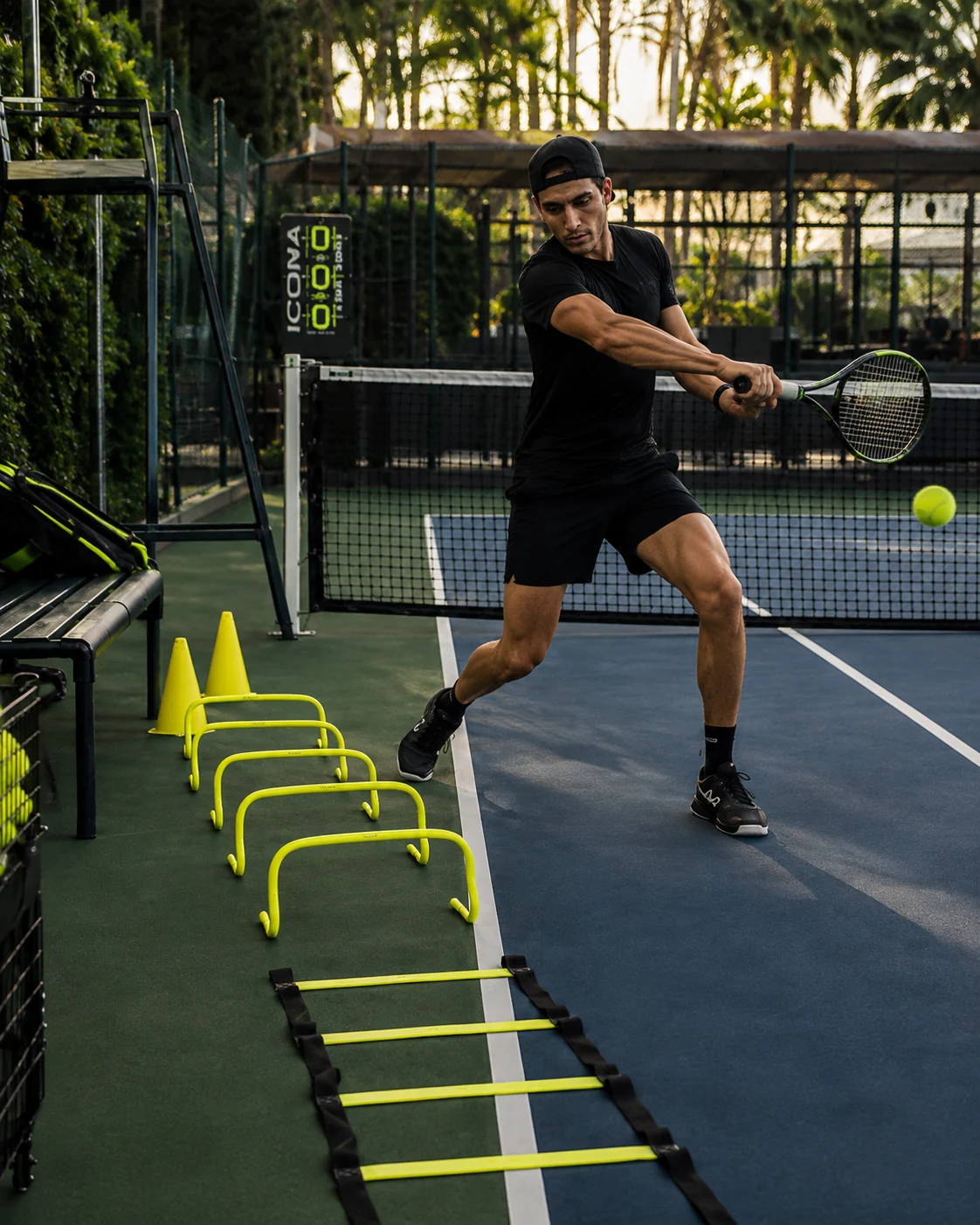 Jugador entrenando en una cancha deportiva de Icona Sports