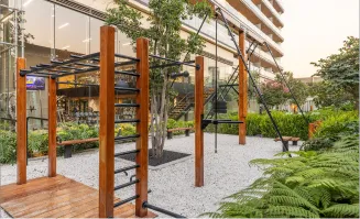 Pérgola y áreas verdes