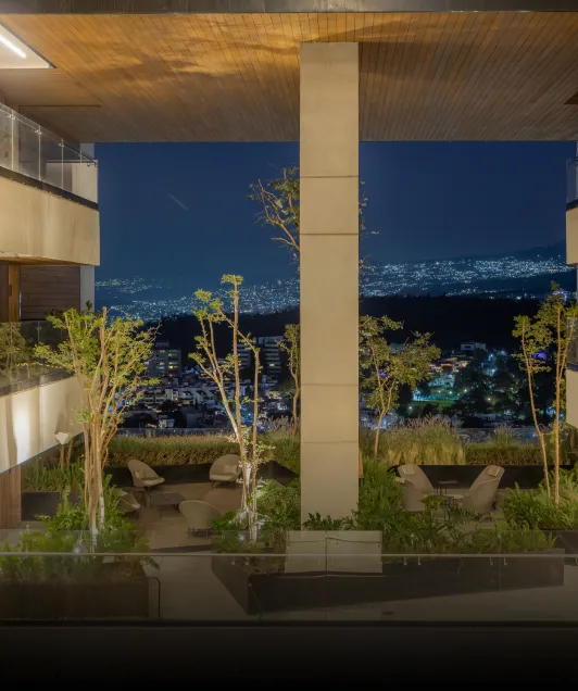 Prototipo 8 — terraza con vista nocturna a la ciudad