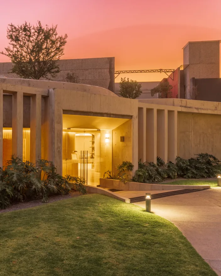 Fachada de las residencias al atardecer