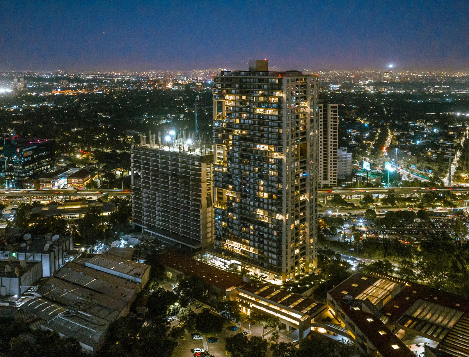 Vista aérea nocturna de la torre y la ciudad