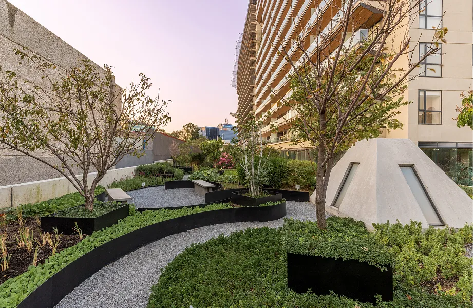 Jardines exteriores del desarrollo al atardecer