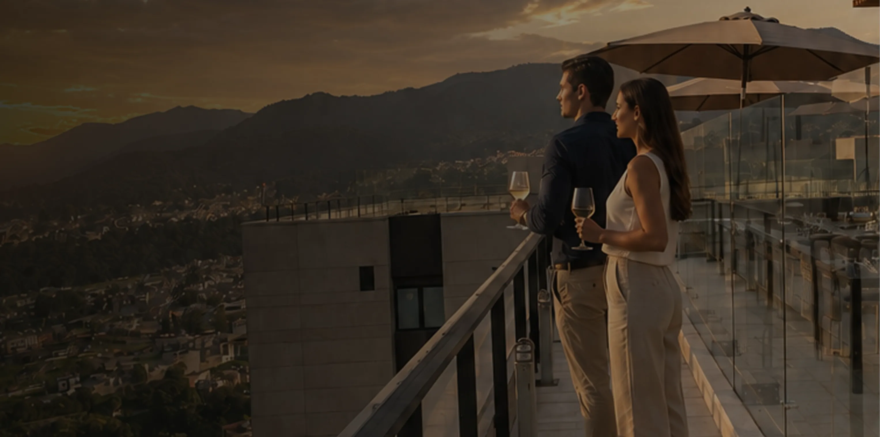 Pareja disfrutando la terraza con vista al horizonte de Santa Fe