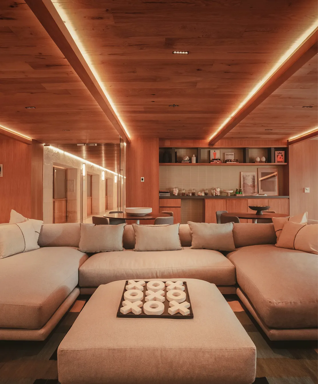Sala de estar con techo de madera e iluminación cálida