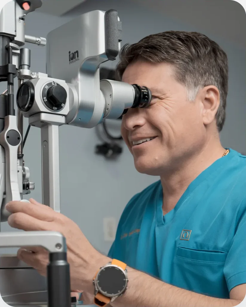 El Dr. Jairo Sánchez revisa a un paciente con la lámpara de hendidura